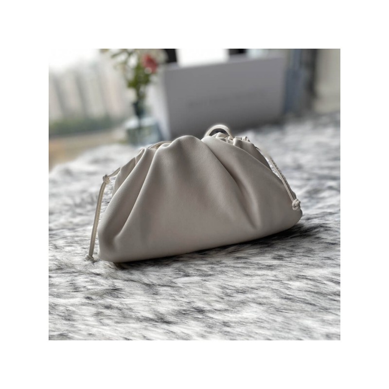 Bottega Veneta The Pouch 20 in Butter Calf Leather 570927