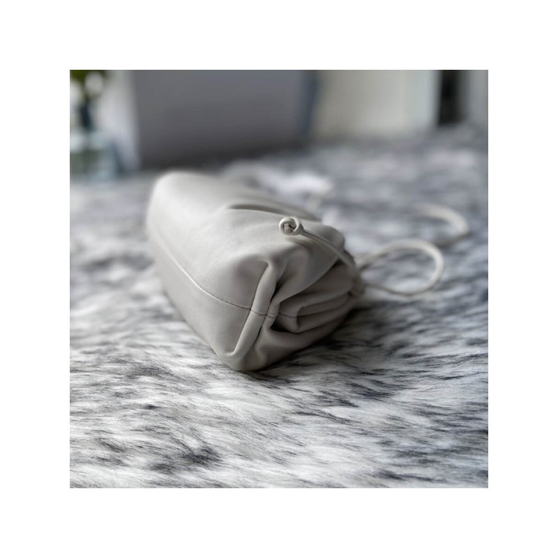Bottega Veneta The Pouch 20 in Butter Calf Leather 570927