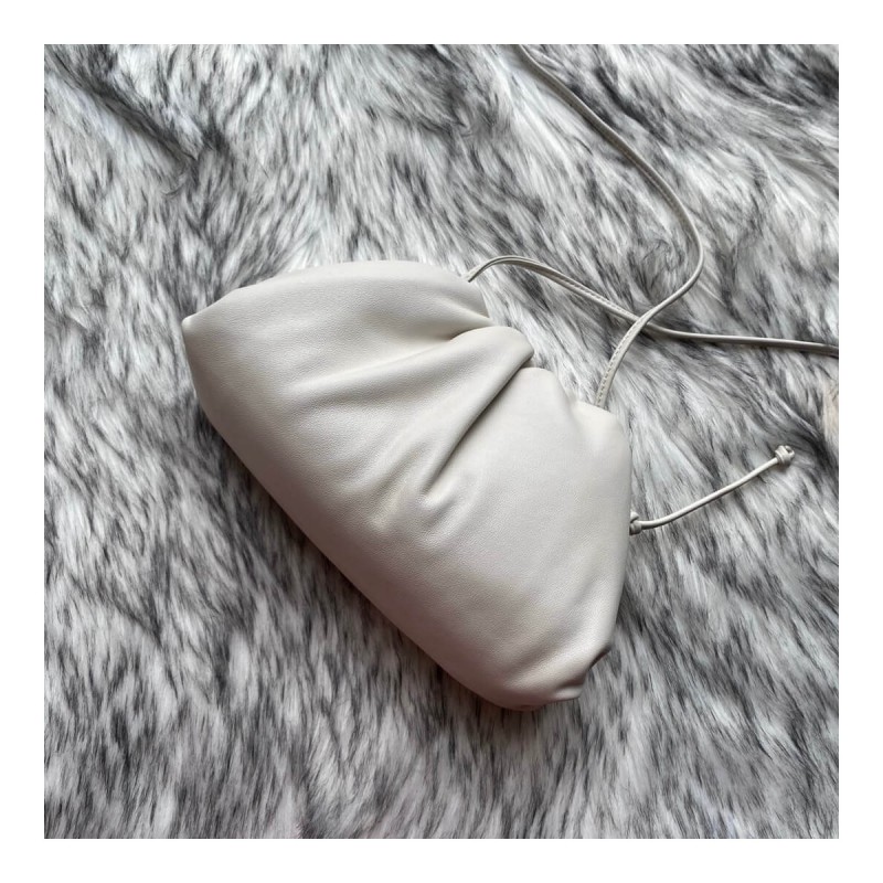 Bottega Veneta The Pouch 20 in Butter Calf Leather 570927