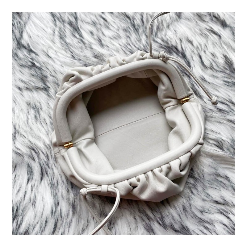 Bottega Veneta The Pouch 20 in Butter Calf Leather 570927