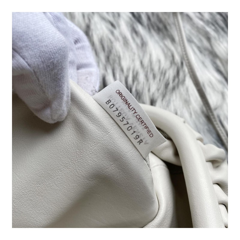 Bottega Veneta The Pouch 20 in Butter Calf Leather 570927