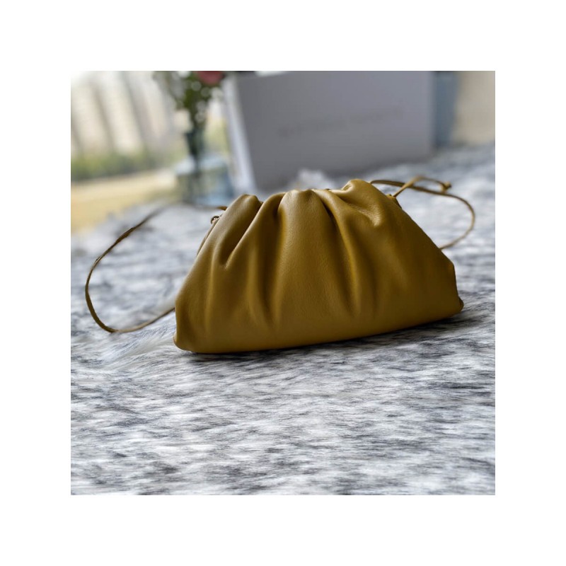 Bottega Veneta The Pouch 20 in Butter Calf Leather 570927
