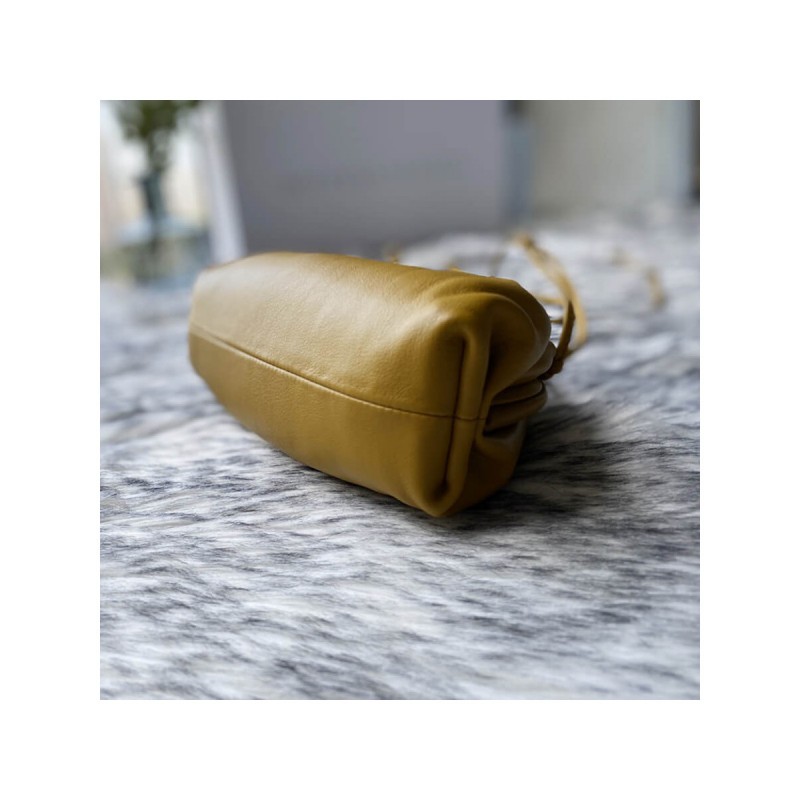 Bottega Veneta The Pouch 20 in Butter Calf Leather 570927