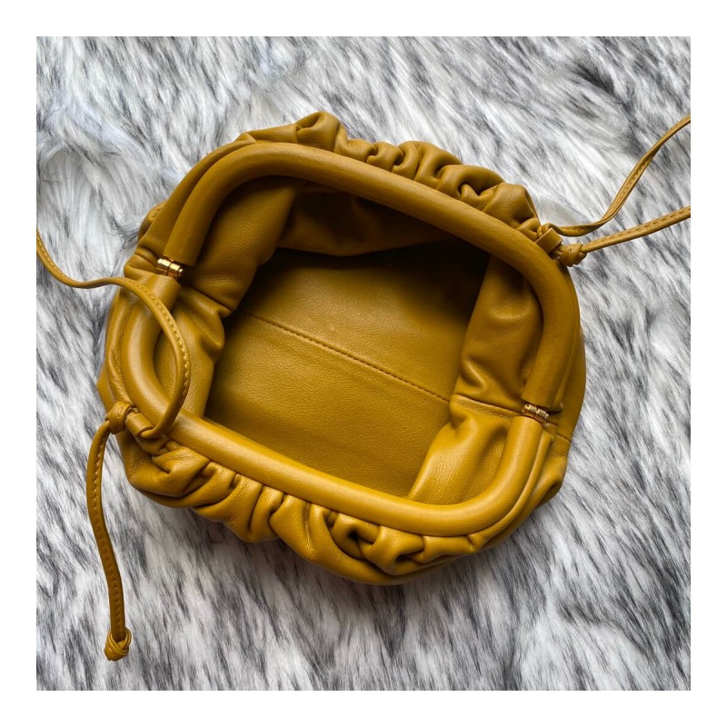 Bottega Veneta The Pouch 20 in Butter Calf Leather 570927