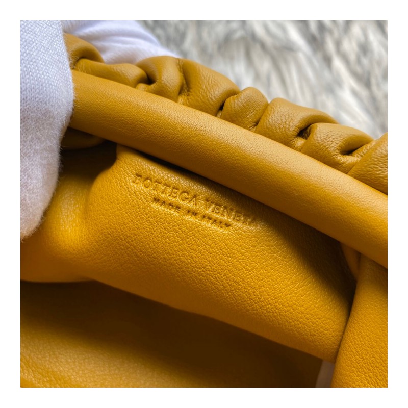 Bottega Veneta The Pouch 20 in Butter Calf Leather 570927