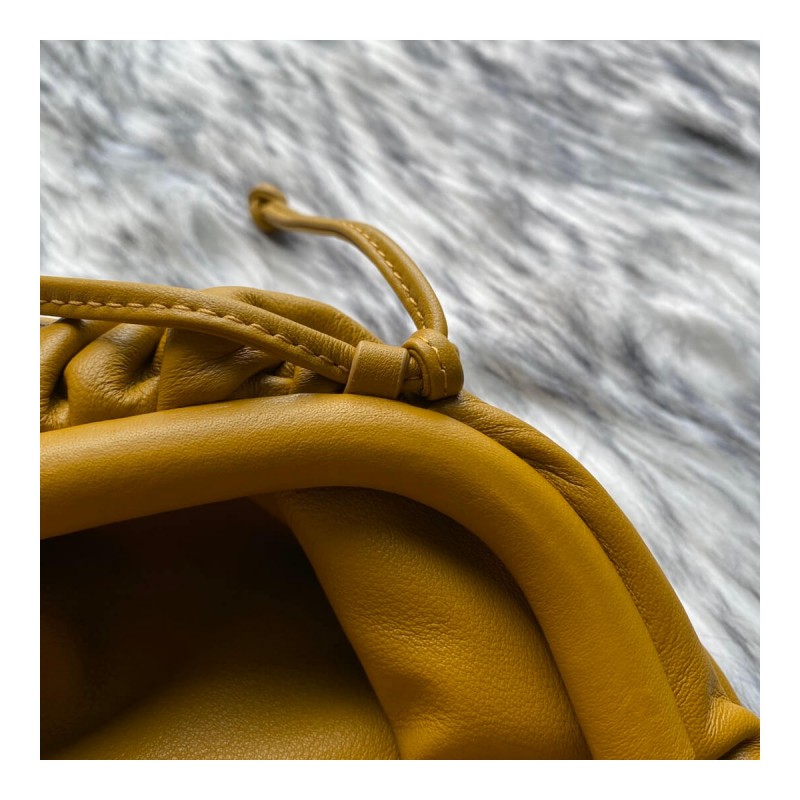 Bottega Veneta The Pouch 20 in Butter Calf Leather 570927