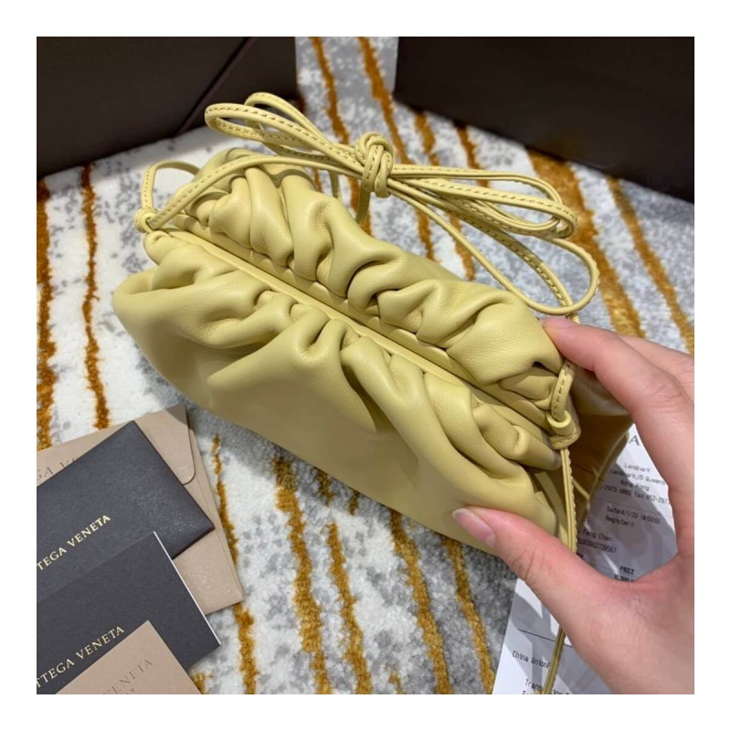 Bottega Veneta The Pouch 20 in Butter Calf Leather 570927
