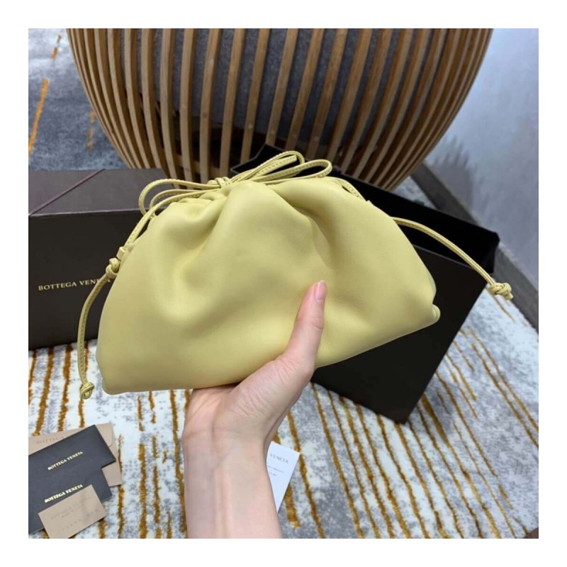 Bottega Veneta The Pouch 20 in Butter Calf Leather 570927