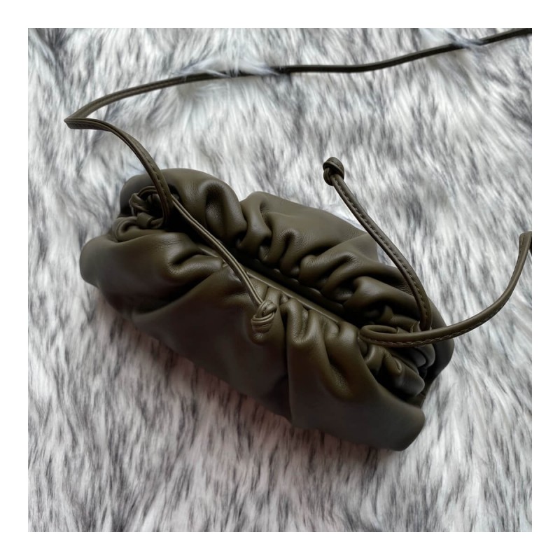 Bottega Veneta The Pouch 20 in Butter Calf Leather 570927