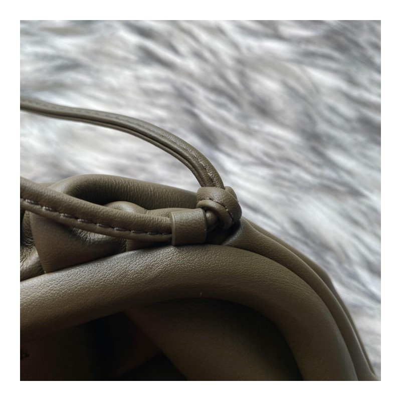 Bottega Veneta The Pouch 20 in Butter Calf Leather 570927