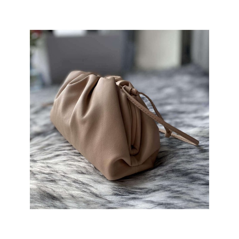 Bottega Veneta The Pouch 20 in Butter Calf Leather 570927