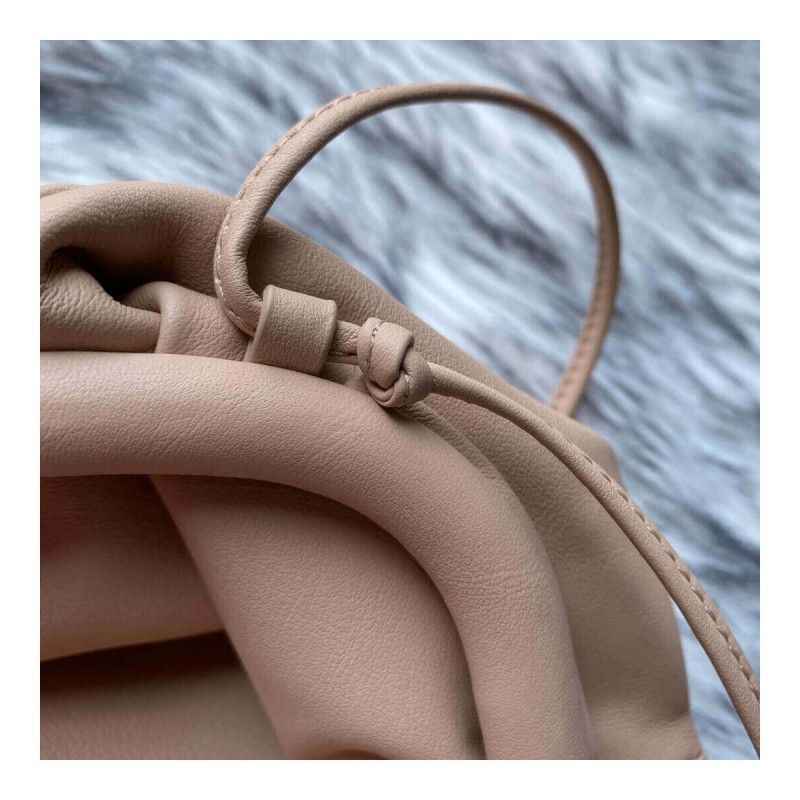 Bottega Veneta The Pouch 20 in Butter Calf Leather 570927