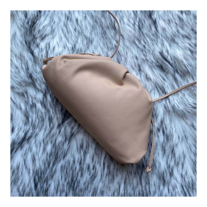 Bottega Veneta The Pouch 20 in Butter Calf Leather 570927