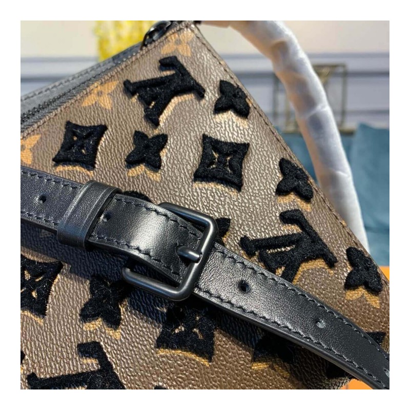Louis Vuitton lv Triangle Messenger M45078 M45070