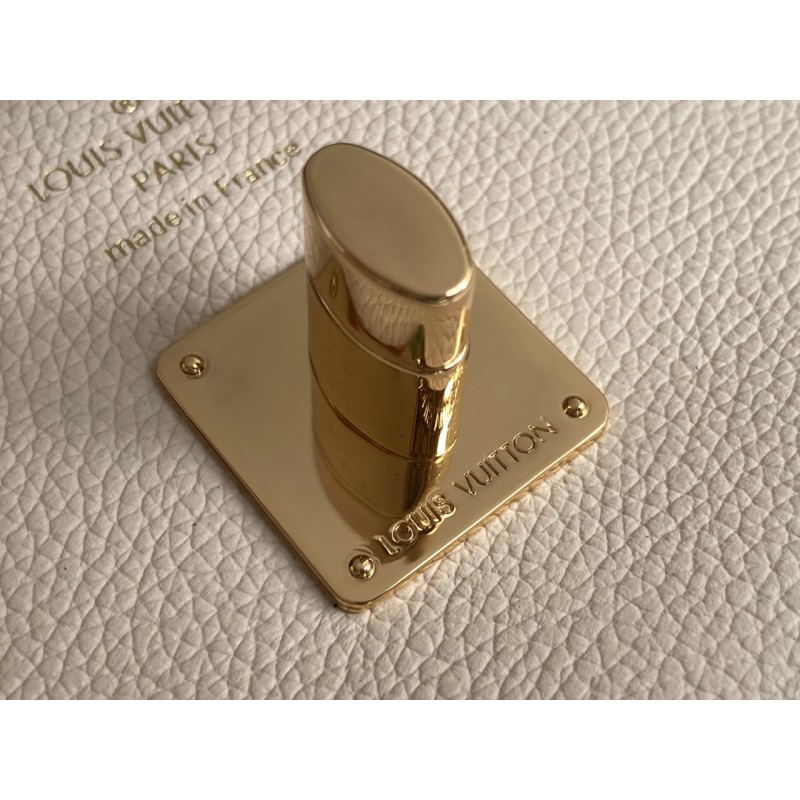 LouisVuitton M80898  LOCKME POUCH