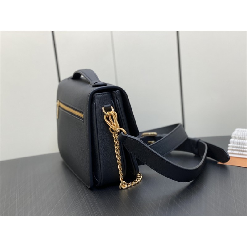 Louis Vuitton Oxford Lockme Leather Handbag M22735