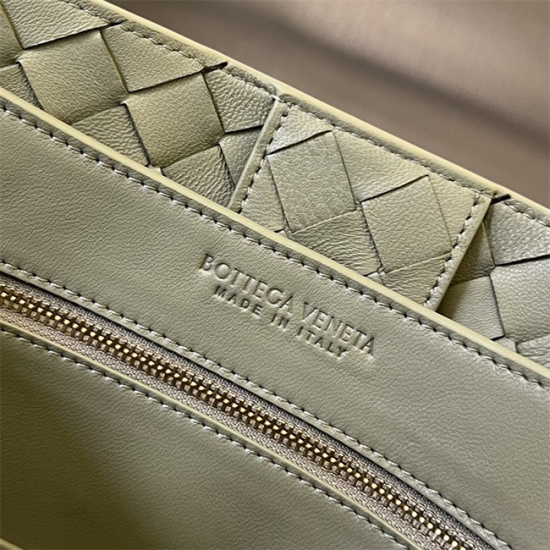 Bottega Veneta Women’s Medium Andiamo Handbag 766016Travertine