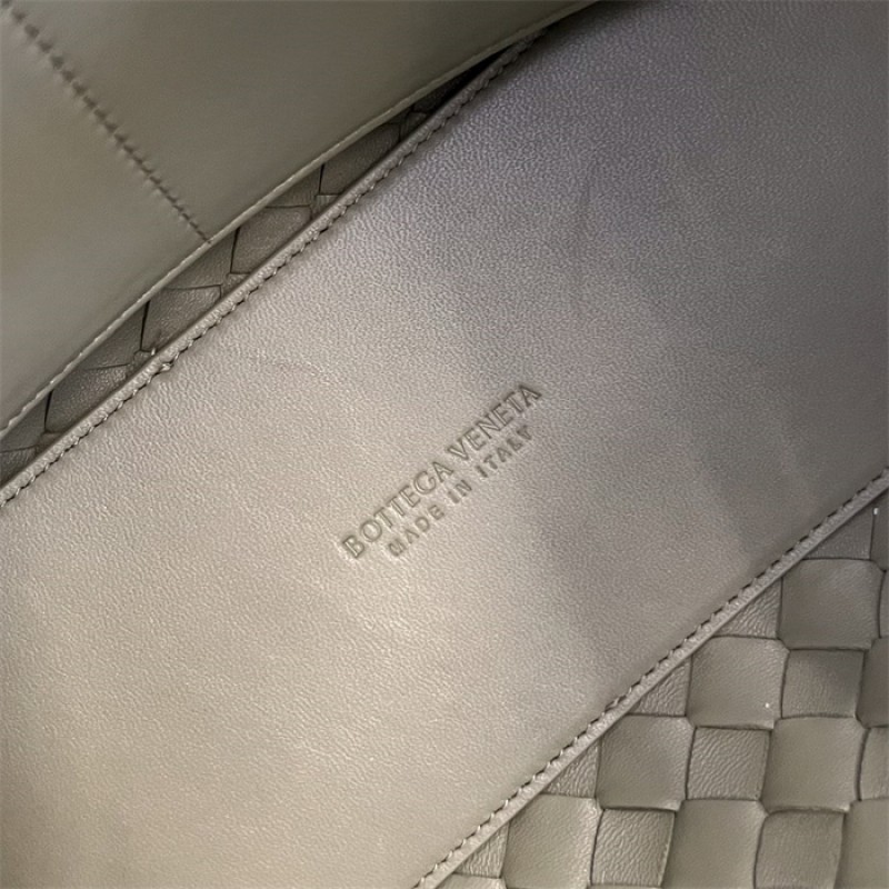 Bottega Veneta Women’s Medium Andiamo Handbag 766016Travertine