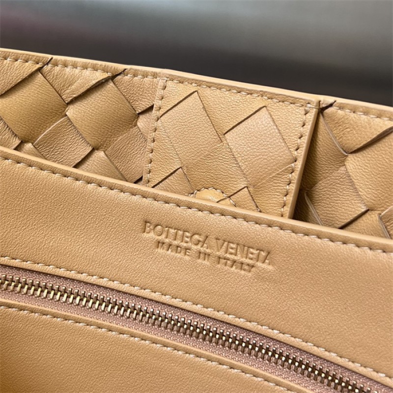 Bottega Veneta Women’s Medium Andiamo Handbag 766016Porridge