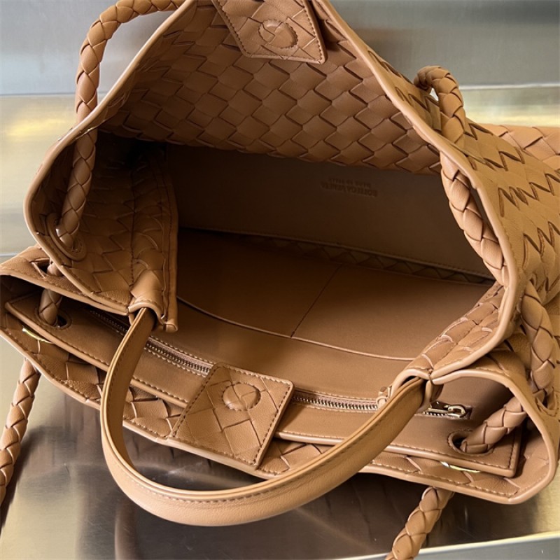 Bottega Veneta Women’s Medium Andiamo Handbag 766016Caramel