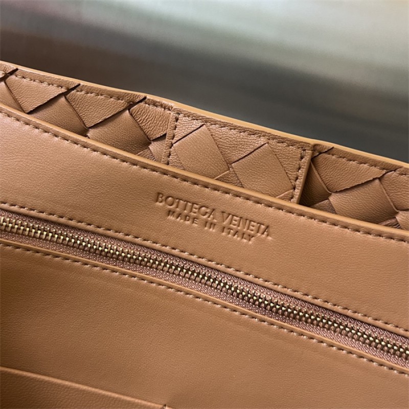 Bottega Veneta Women’s Medium Andiamo Handbag 766016Caramel