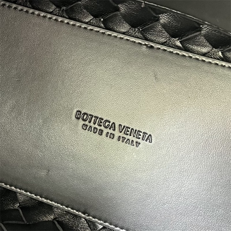 Bottega Veneta Women’s Medium Andiamo Handbag 766016Black