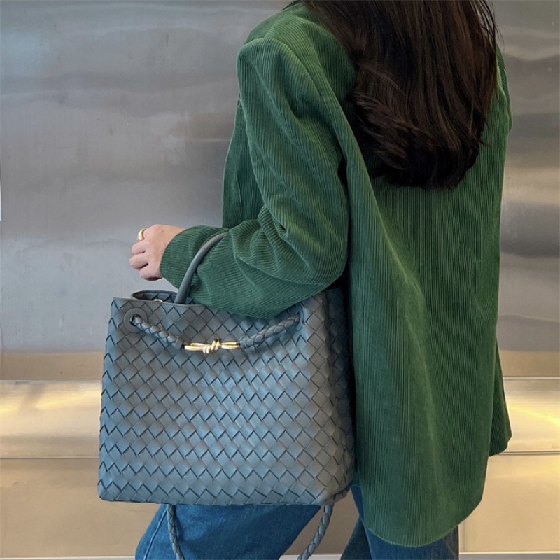 Bottega Veneta Women’s Medium Andiamo Handbag 766016Slate