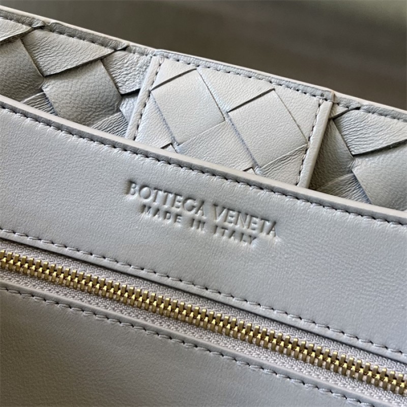 Bottega Veneta Women’s Medium Andiamo Handbag 766016Agate grey