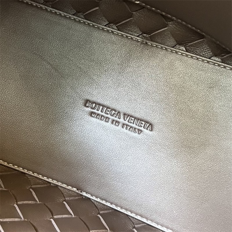 Bottega Veneta Women’s Medium Andiamo Handbag 766016Fondant